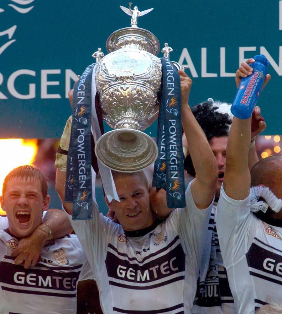 Pix by BEN DUFFY/SWpix.com -Powergen Challenge Cup final, Millenium stadium, Wales - Leeds Rhinos v Hull FC.......27/08/05

Picture Copyright >> Simon Wilkinson >> 07811267706

Hull's captain Richard Swain lifts the challenge cup trophy